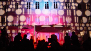 Illuminiertes HBKsaar-Gebäude