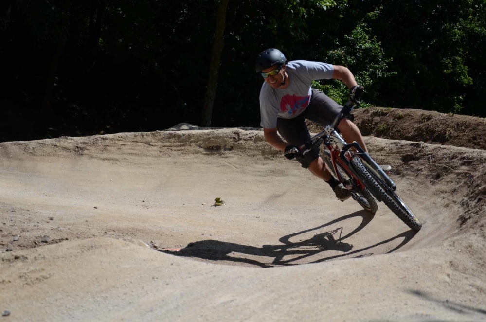 Mountainbiker beim Pumptrack Mountainbiker beim Pumptrack