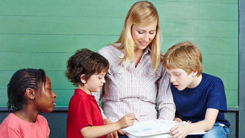 Kinder mit Lehrerin (Foto: Robert Kneschke, Fotolia)