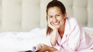 Frau im Hotelzimmer Frau im Hotelzimmer