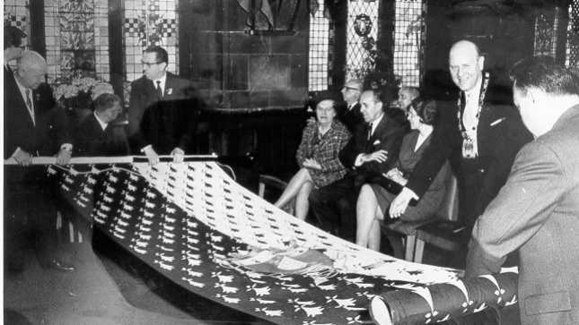 Übergabe der Fahne Nantes durch Alain Morice an OB Schuster im April 1965 Übergabe der Fahne Nantes durch Alain Morice an OB Schuster im April 1965