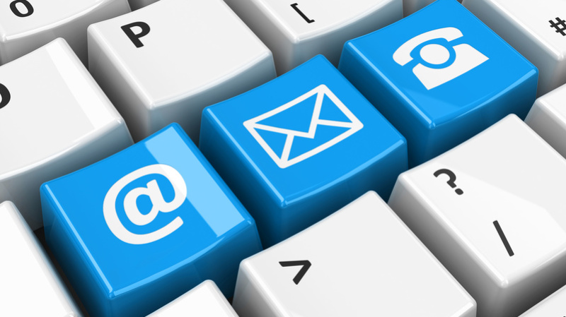 Tastatur mit drei blauen Tasten: @, Brief, Telefon (Autor: Oakozhan, Quelle: Fotolia)
