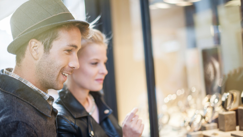 Paar beim Herbstshopping. Foto: jackfrog, Fotolia.com