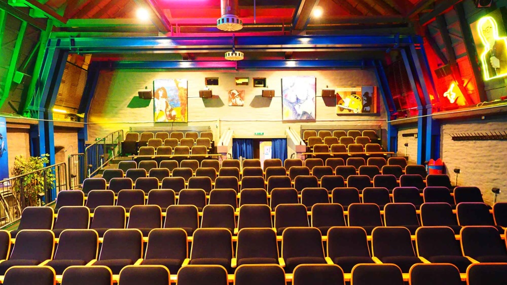 Saarbrücken ist eine filmbegeisterte Stadt. Neben dem städtischen Filmhaus gibt es Programmkinos sowie drei weitere Filmtheater. aarbrücken ist eine filmbegeisterte Stadt. Neben dem städtischen Filmhaus gibt es Programmkinos sowie drei weitere Filmtheater.