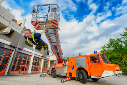 Feuerwehrmann beim Sporttest Drehleiterfahrzeug