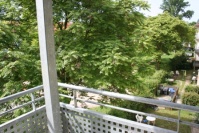 grüne Bäume von einem Balkon aus gesehen