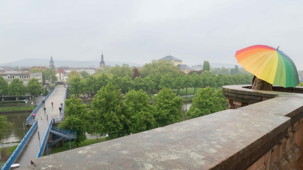 Auch bei Regen ein schöner Ausblick auf die Stadt - von der Schlossmauer zur Alten Brücke Auch bei Regen ein schöner Ausblick auf die Stadt - von der Schlossmauer zur Alten Brücke