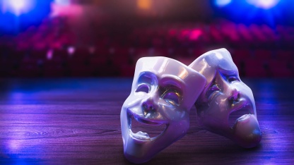 Theatermasken auf der Bühne (Foto: shutterstock/Gregory Fer)