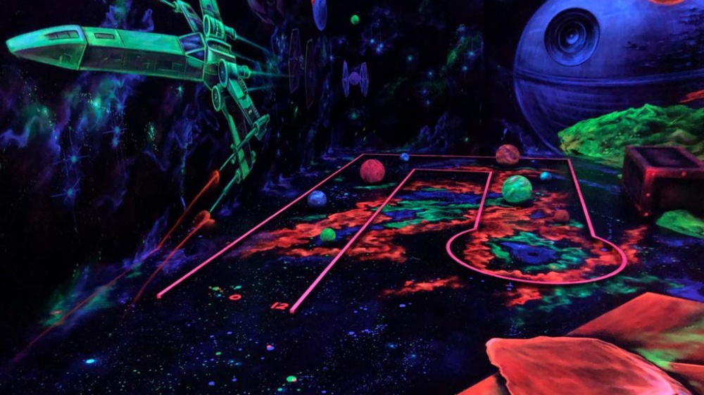 3D-Schwarzlicht-Minigolf 3D-Schwarzlicht-Minigolf