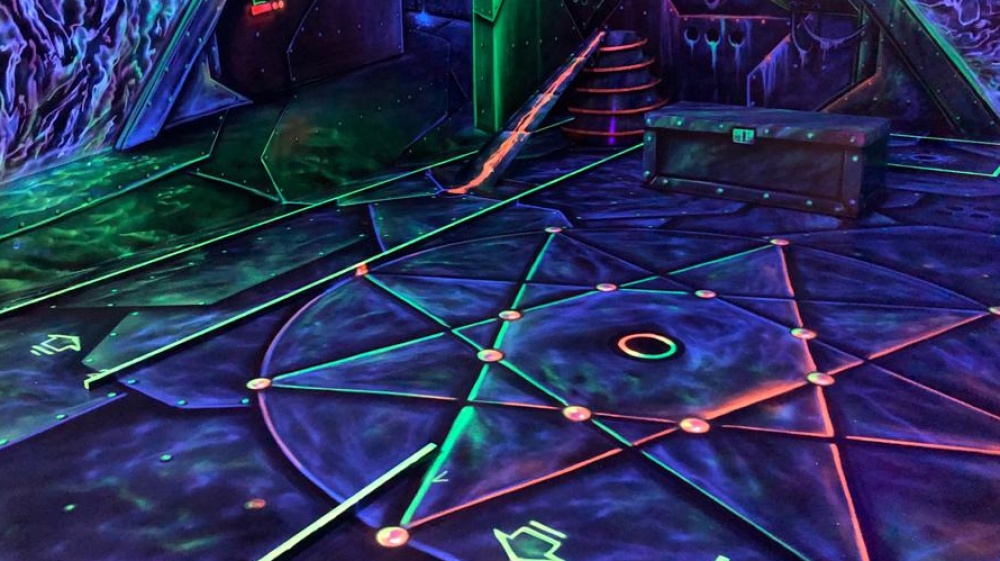 3D-Schwarzlicht-Minigolf 3D-Schwarzlicht-Minigolf