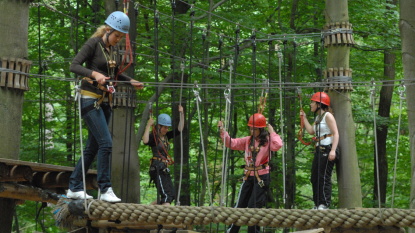 Hoch hinaus - im Abenteuerpark Kinder und Erwachsene beim Klettern