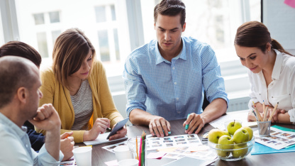 Treffen Mehrere Personen an einem Tisch in einer Besprechung