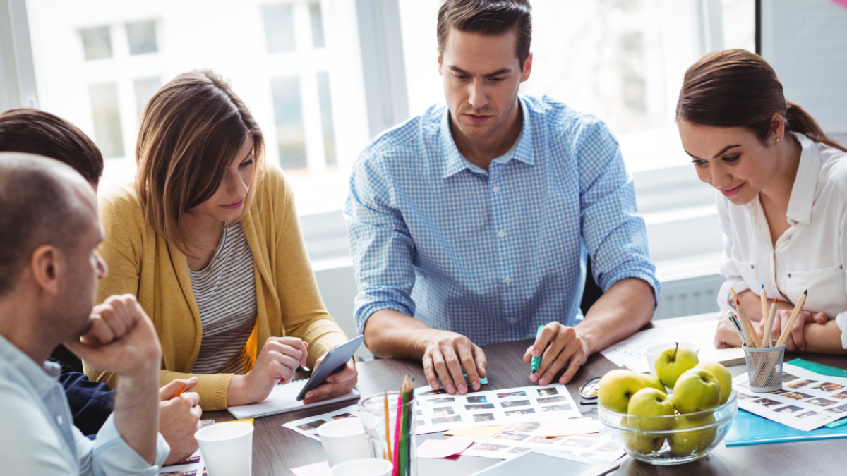 Mehrere Personen an einem Tisch in einer Besprechung