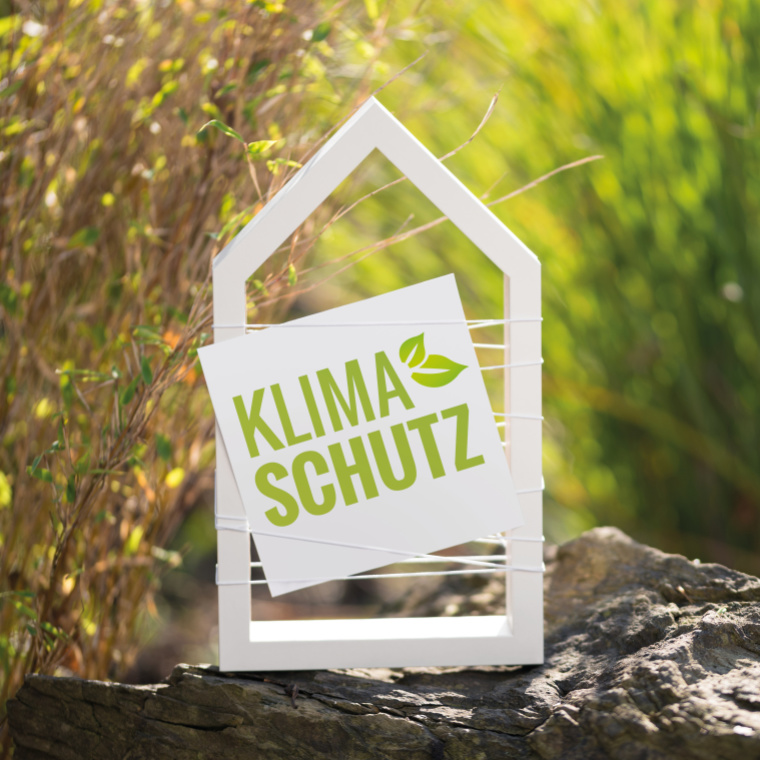 Weißes Haus mit der Aufschrift 