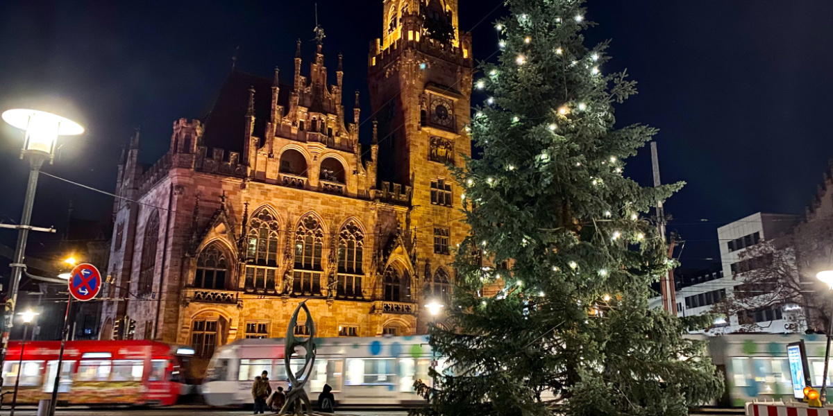 Weihnachtsbaum vorm Rathaus St. Johann