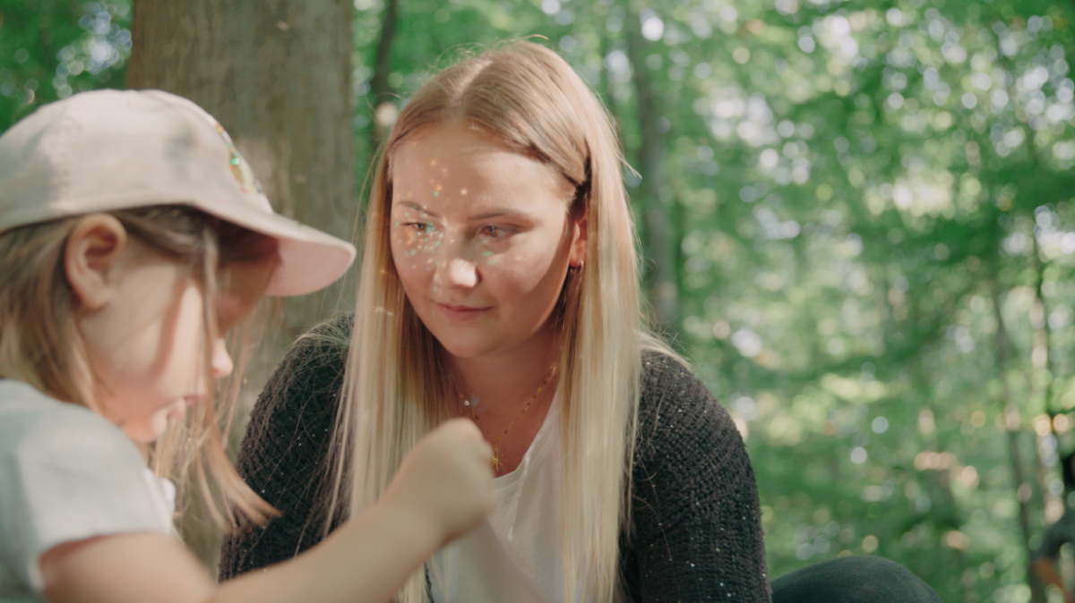 Mädchen mit Erzieherin