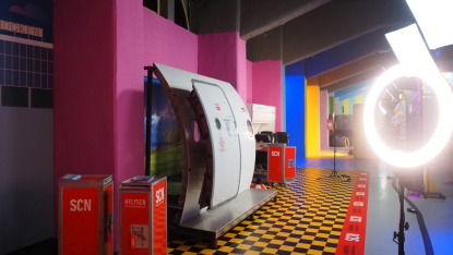 Flugzeugtür vor einer beleuchteten Wand