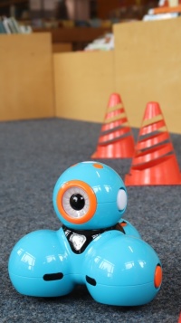 Dash Roboter in der Bibliothek