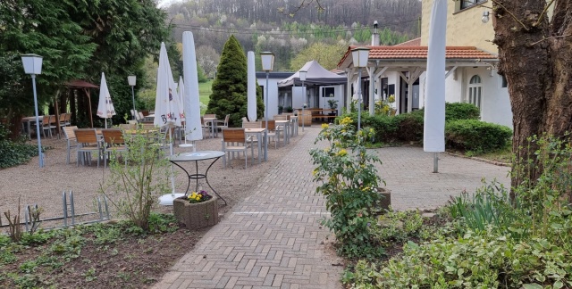 Das Landgasthaus Erbeldinger Hof findet ihr im Naherholungsgebiet Almet, inmitten von Wiesen, Hügeln, Pferden und Alpakas.