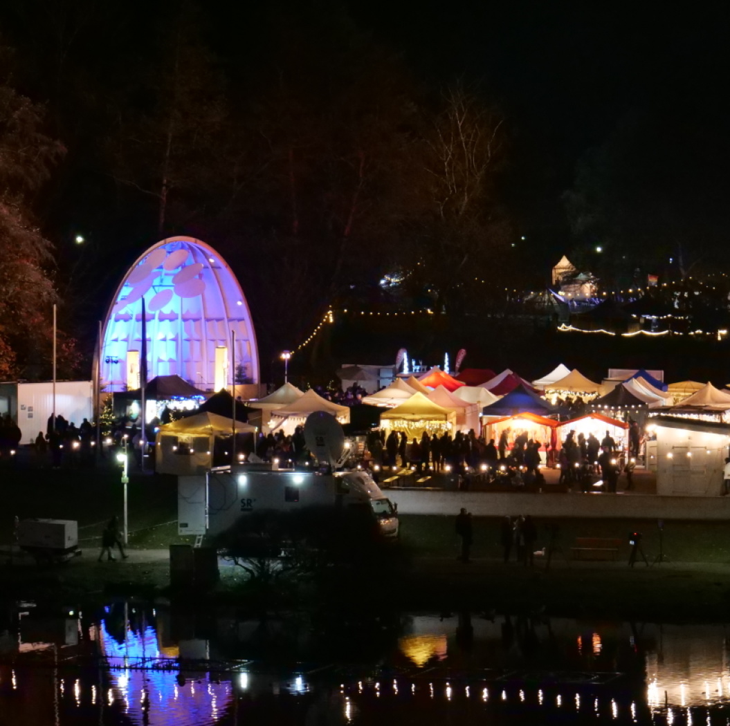 Musikmuschel mit Weihnachsgarten am Abend
