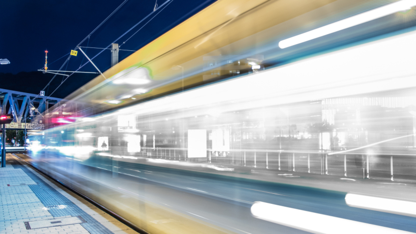 Eine vorbeifahrende Saarbahn bei Nacht