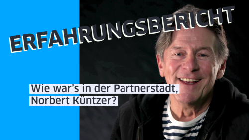 Ein Mann lacht in die Kamera