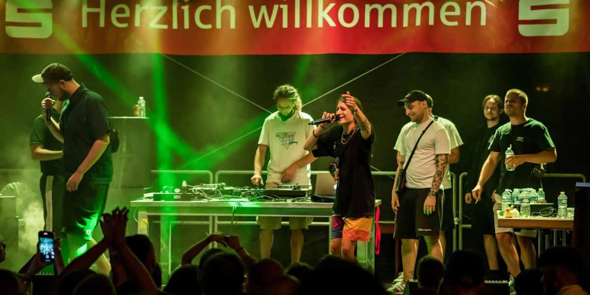 Band auf der Bühne der Sparkasse Band auf der Bühne der Sparkasse