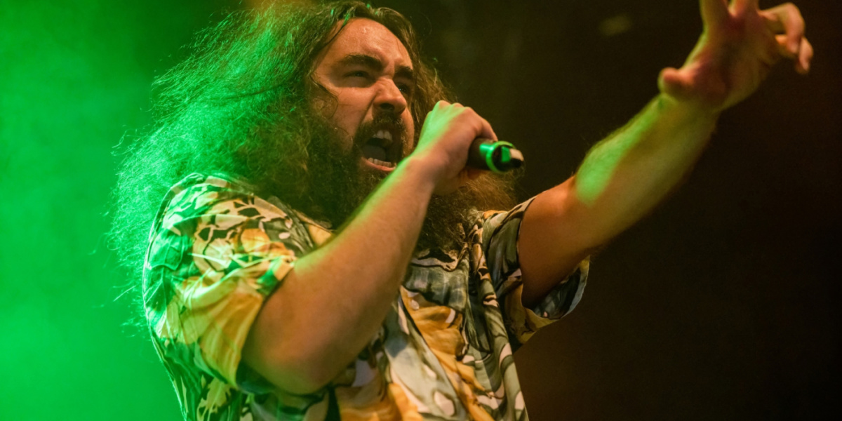 singender mann mit langen Haaren singender mann mit langen Haaren