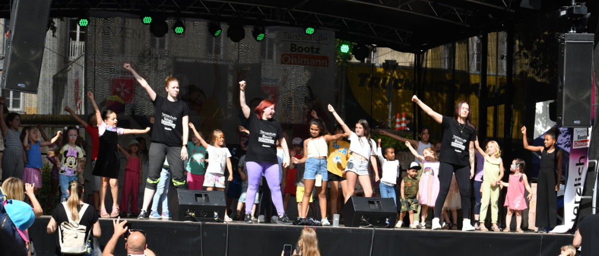 Kinder-Tanz auf der Kinderwiese Bühne mit Kinder-Tanzstunde