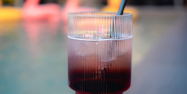 Ein Cocktail am Beckenrand