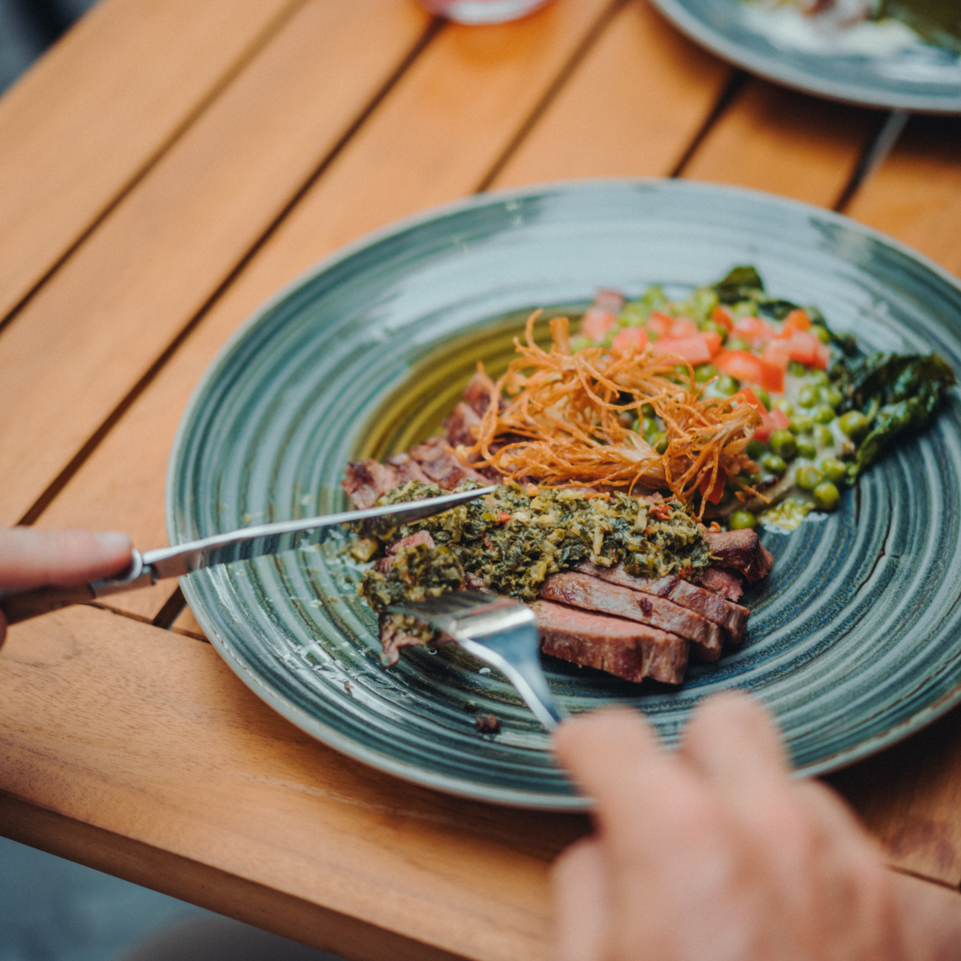 Hauptspeise mit Fleisch und Gemüse
