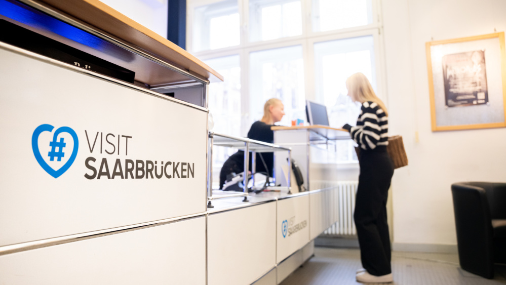 Tourist Information Saarbrücken im Rathaus St. Johann Infocounter in der Tourist Information Saarbrücken im Rathaus St. Johann