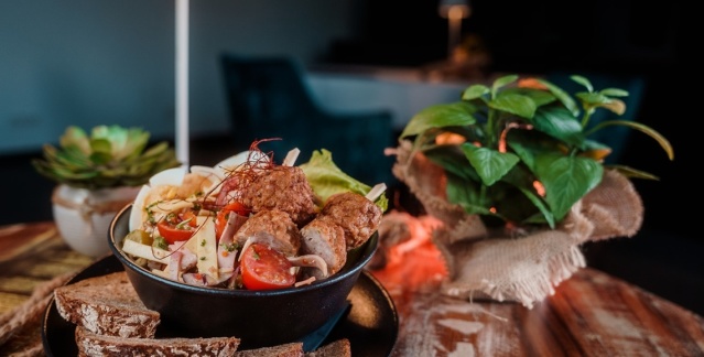 Schlemmer Bowl mit Wurst, Käse, Fleischbällchen, Ei und Brot