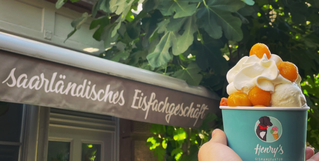 Eisbecher vor der Ladenmarkise und grünem Hintergrund