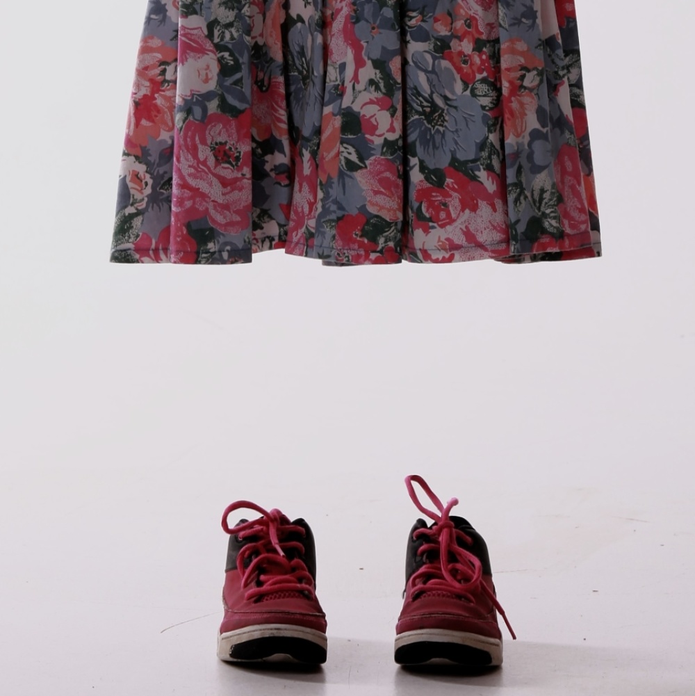 Kleid und Schuhe eines 6 jährigen Mädchens