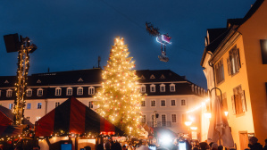 Christkindl-Markt mit fliegendem Weihnachtsmann Christkindl-Markt auf dem St. Johanner Markt mit großem geschmücktem Tannenbaum und dem fliegenden Weihnachtsmann darüber