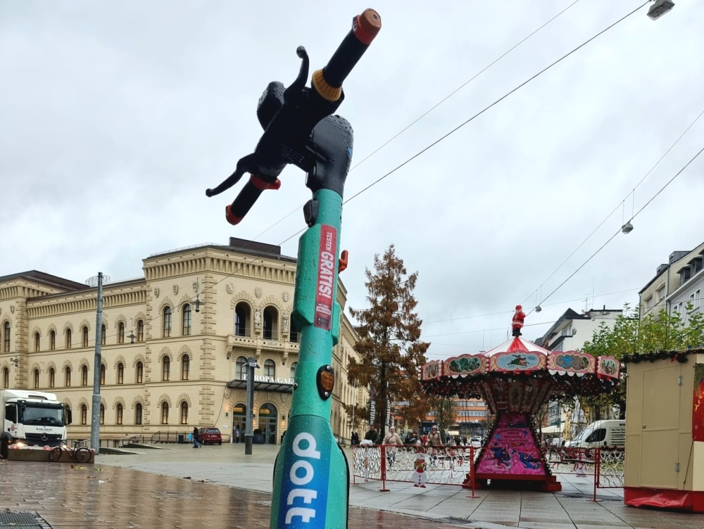 E-Scooter von Dott in der Bahnhofstraße E-Scooter steht in einer Fußgängerzone
