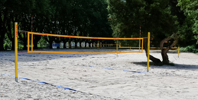 Ein Beachvolleyballfeld von OneBeach.