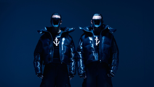 Twocolors posieren für ein Bild im Wald