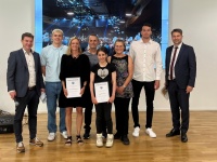 Links OB, Mitte Gruppe von Sportlern, Rechts Amtsleiter