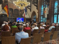 Ein Mann spricht in einem Festsaal zu Zuhörern