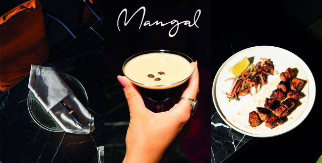 Mittig hält eine Hand einen Kaffee im Glas. Rechts steht ein Teller mit Essen auf einem schwarzen Marmortisch. Oben mittig steht Mangal. Links liegt auf dem selben Tisch Besteck in einer Serviette auf einem Teller.