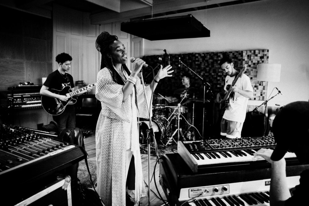 Ntjam Rosie Quintett Fünf Personen in einem Musikstudio am performen.