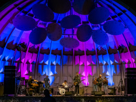 Die Musikmuschel im DFG mit Band in Abendbeleuchtung