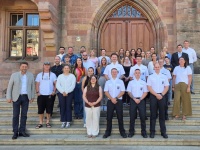 Eine Gruppe Menschen steht auf einer Treppe