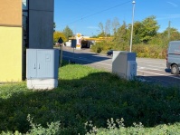 Frisch gestrichene Stromkästen und Büsche