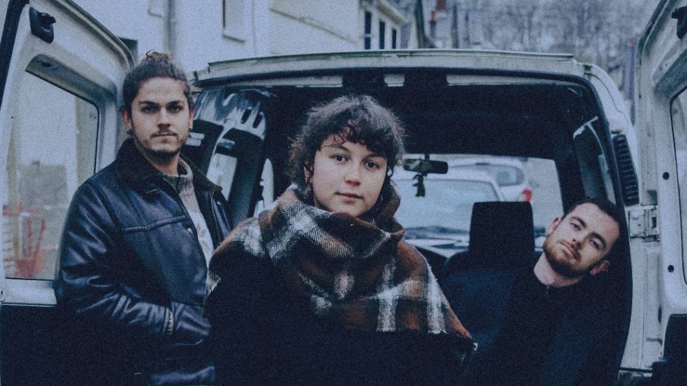 ERIS Eine Gruppe draußen vor einem Auto fotografiert