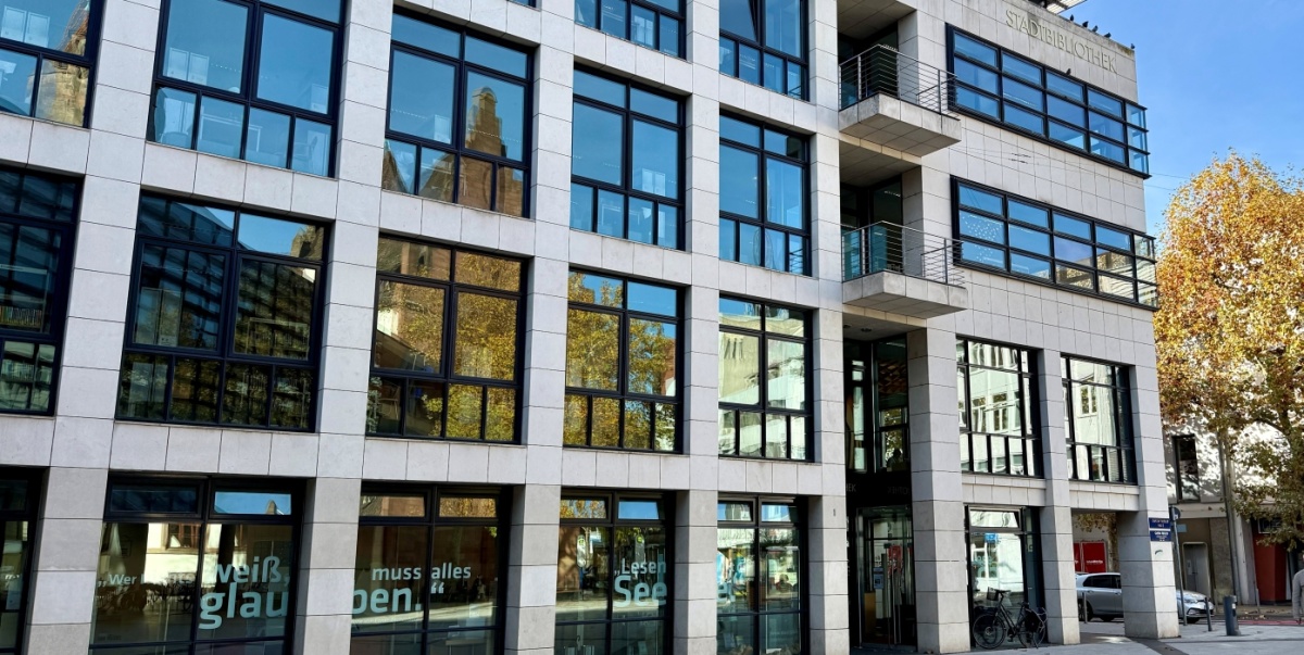 Ansicht der Fassade der Stadtbibliothek Saarbruecken am Gustav-Regler-Platz im Herbst