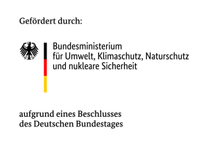 ein schwarzer Adler und ein schwarz-rot-gelber Balken, drumherum steht die Schrift gefördert durch Bundesministerium für Umwelt, Klimaschutz, Naturschutz und nukleare Sicherheit aufgrund eines Beschlusses des Deutschen Bundestags