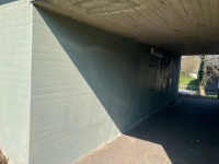 Saubere Wand nach Malerarbeiten in einer Unterführung